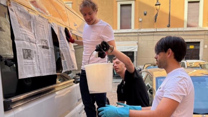 Gli studenti di Azione Universitaria puliscono il pulmino dell'Aism dalle scritte offensive