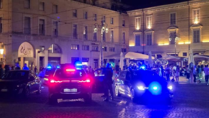 Calci, pugni e bottigliate in piazza Garibaldi