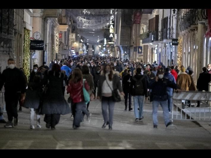 Natale: a Roma e Napoli corsa allo shopping,traffico e folla in centro