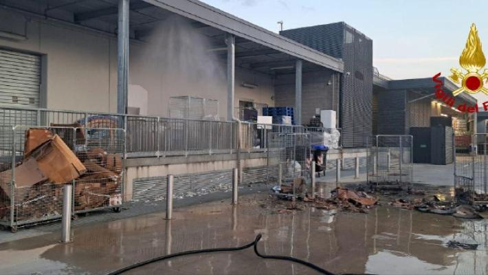 Incendio all'esterno dei grandi magazzini della Crocetta