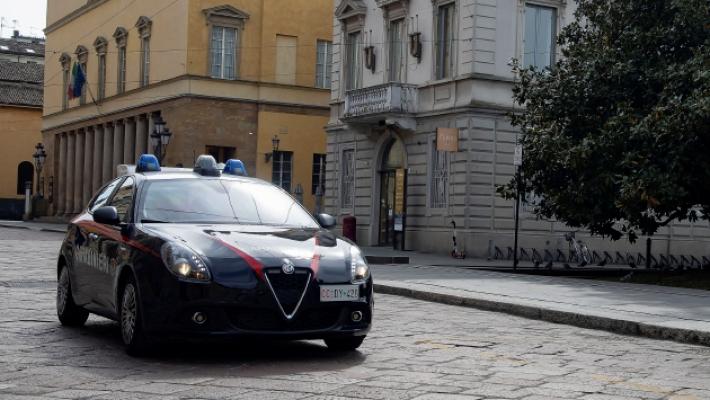 Minaccia i vicini con uno sfollagente, poi insulta e aggredisce i carabinieri