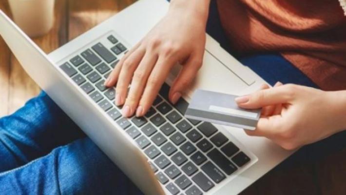 Quel soldato bello e innamorato &egrave; solo un bluff online. Ma la 50enne versa 62mila euro