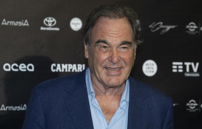 Oliver Stone: "Ho fatto il vaccino russo Sputnik V"