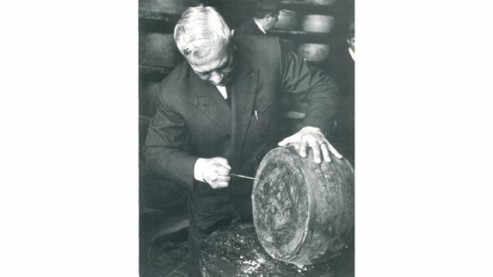 Prosciutto e parmigiano, il &laquo;sacro&raquo; rito della foratura