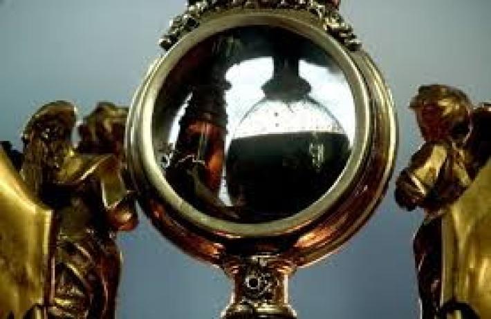 San Gennaro: dopo la seconda messa il sangue &egrave; ancora solido nella teca