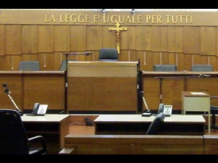 Paga per rompere le mani al figlio omosessuale, patteggia 2 anni