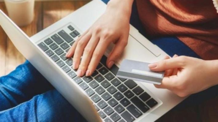 Mette in vendita la sua auto: ma viene truffato