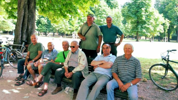 Pensionati tra amicizia, ironia e ricordi