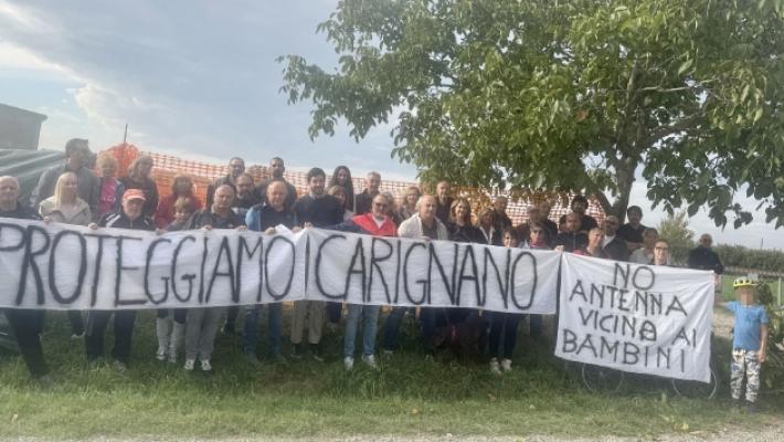 Gli abitanti di Carignano: &laquo;Via da qui quell'antenna&raquo;