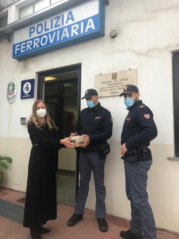 Staffetta solidale della polizia ferroviaria per aiutare una donna malata