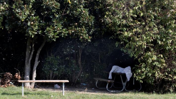 Via Leporati, parco giochi occupato da pusher e ubriachi. &laquo;Dal Parco Ducale si sono trasferiti qui&raquo;