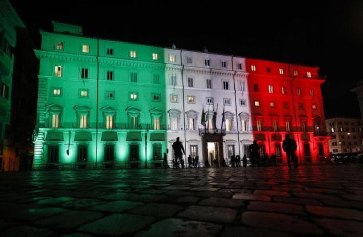 Ecco il Dpcm di Natale 2020:  Italia in zona rossa nei festivi e prefestivi e arancione nei giorni di lavoro. Via libera a due congiunti non conviventi per Natale 