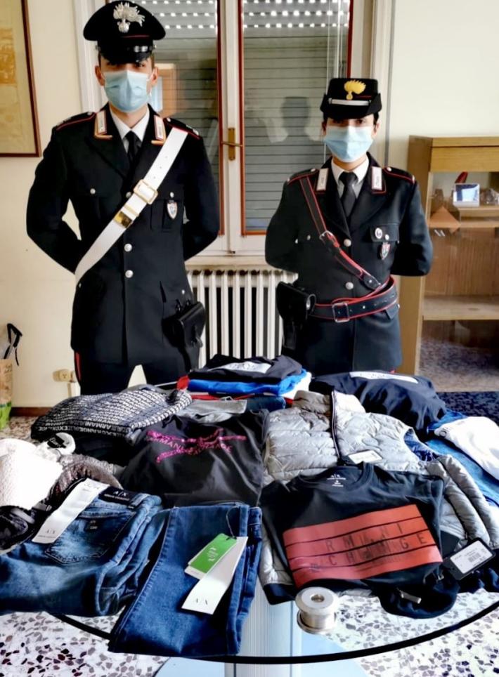 Fidenza village, uno tentava di rubare sulle auto, l'altra custodiva in auto i bottini delle due complici