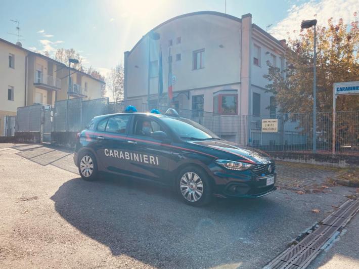 Manovre spericolate in auto in stato di ebbrezza: fermato e denunciato un 25enne