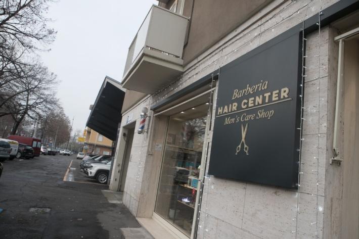 Ladri spaccano la vetrina e svaligiano barberia