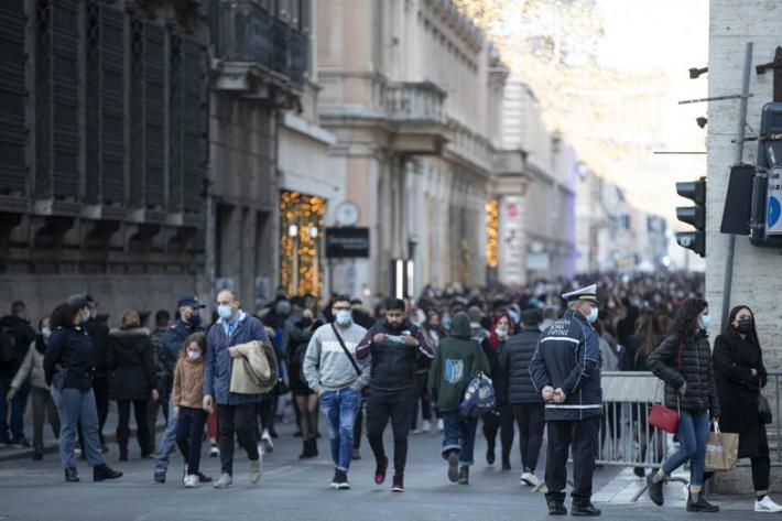Esodo e shopping, ancora folla nelle citt&agrave; italiane. Aggredita troupe Rai a Roma