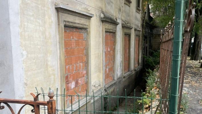 Lotta ai bivacchi a Salsomaggiore: murati gli accessi all'hotel Milano