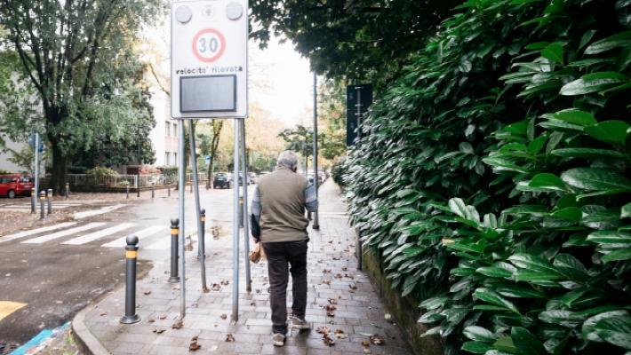 &laquo;Via Palestro, quei pali al centro del marciapiede sono un ostacolo e sono pericolosi&raquo;