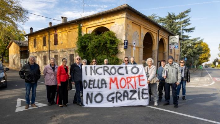 Lenzuolata e trecento firme per chiedere la rotatoria lungo via Traversetolo