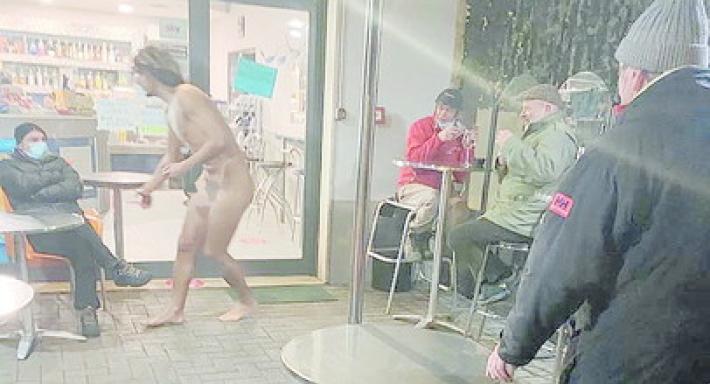 L'&laquo;uomo nudo&raquo; torna ad esibirsi in centro