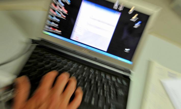 Suicida in videochiamata davanti alla figlia per "punire" la madre