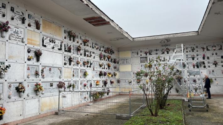 Buche e soffitti rotti dentro i cimiteri di Valera e Marore
