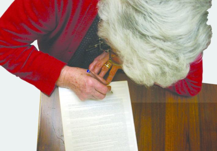 Il patrimonio della 90enne finisce in fumo: alla sbarra ex vice direttore di banca