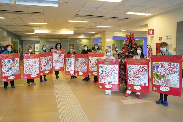 Non solo Pediatria: i cartelloni di auguri dei bambini raggiungono anche il personale dei reparti Covid