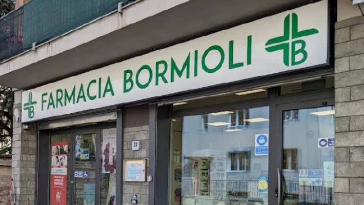 Rapina la farmacia con il cutter