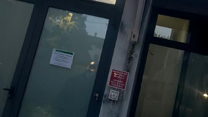 Vandali alla casa della salute, locali al freddo per ore