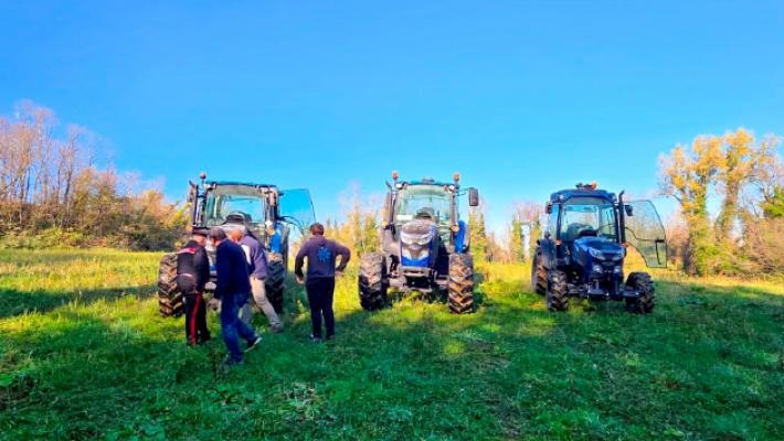 Spariti tre trattori di notte: ritrovati grazie al satellitare
