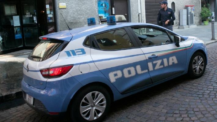 Colpisce gli agenti e fa danni in questura