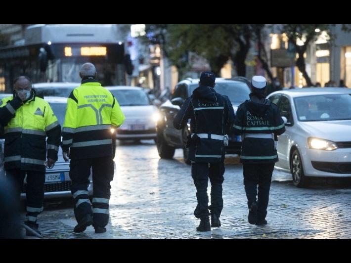 Si vendica dell'auto rimossa e incolla la serratura del box, denunciato 