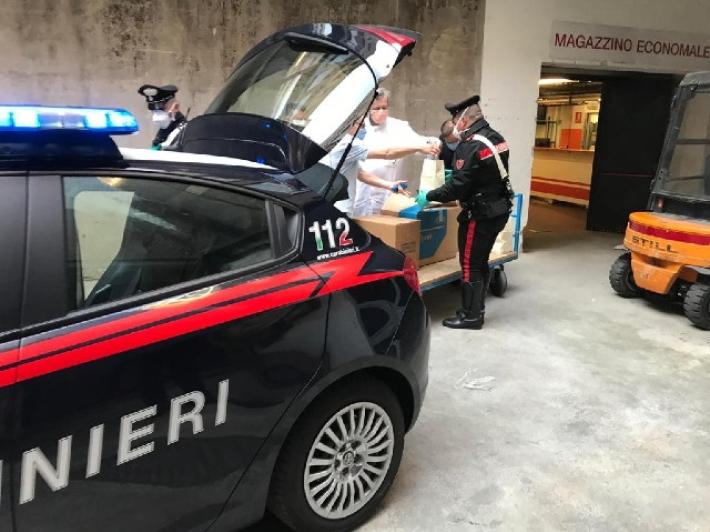 Natale: anziano solo chiama i carabinieri che arrivano con il panettone