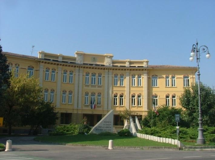 Cade un termosifone a scuola: bambino con un polso fratturato