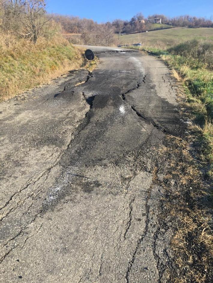 Frana a Viazzano, 5 famiglie isolate