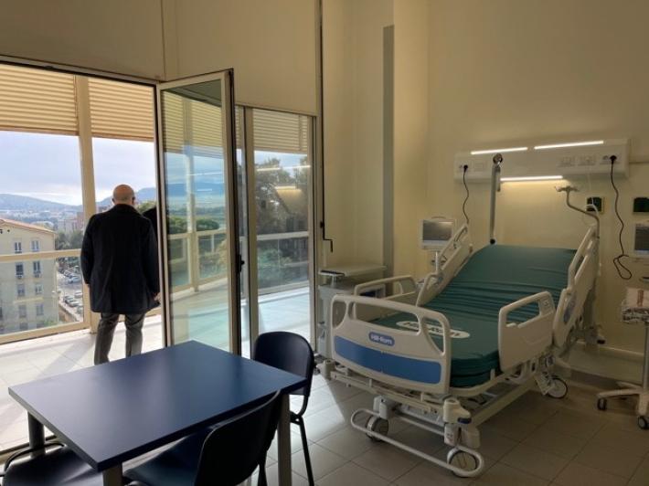 Iss: "In Italia scendono le ospedalizzazioni, anche con le reinfezioni"