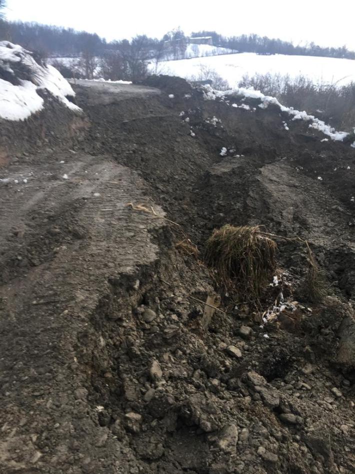 Frana una strada a Viazzano: 5 famiglie isolate