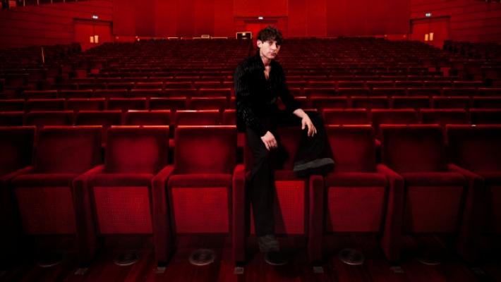 Rkomi in concerto al Teatro Regio: &laquo;Pi&ugrave; vicino al mio pubblico&raquo;