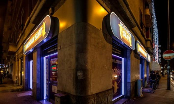 Incubo-rapine alle sale slot: un dipendente mette in fuga il bandito