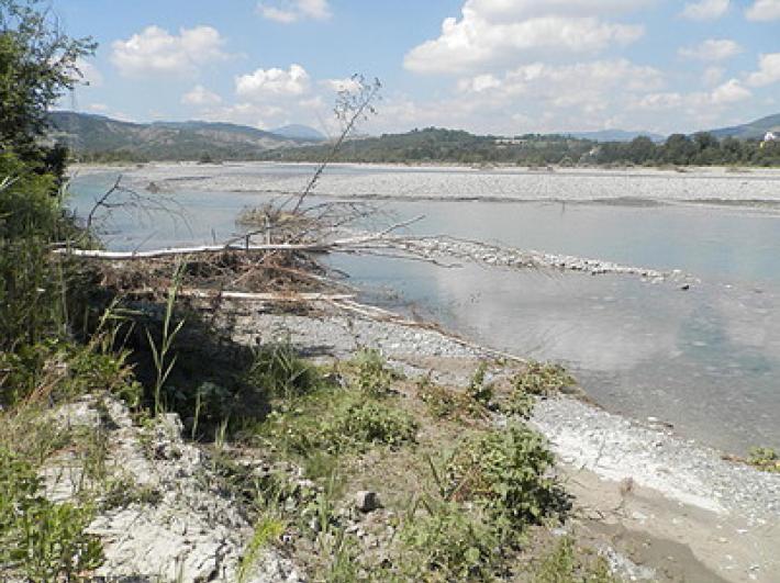 Citerna Taro,  si ferisce cadendo sul greto : soccorso e trasportato al Maggiore 