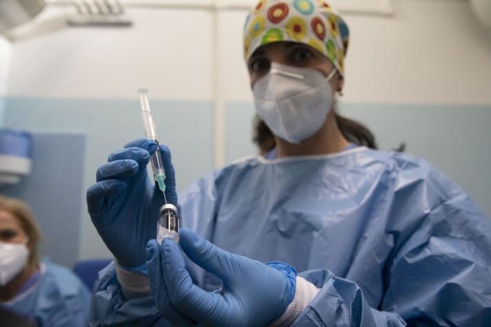 In poche ore 2.860 prenotazioni da medici ed infermieri