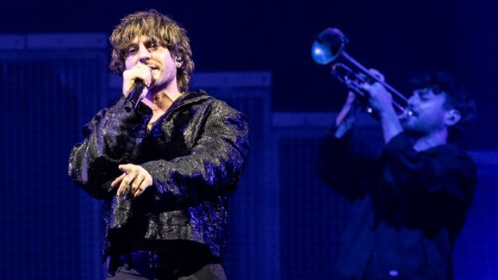 Rkomi, successo al Regio tra hit e monologhi sinceri