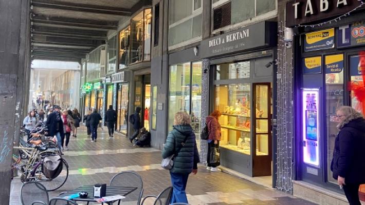 Parla il gioielliere: &laquo;Il rapinatore mi ha colpito con un pugno&raquo;