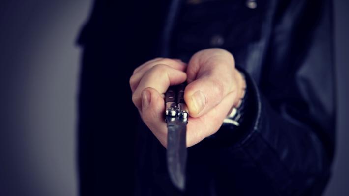 &laquo;Ti sgozzo come un coniglio&raquo;: minaccia con un coltello il cliente di un bar &laquo;perch&eacute; del Sud&raquo;