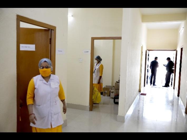 Vaccino, un sondaggio: l'80% del personale scolastico lo farebbe subito