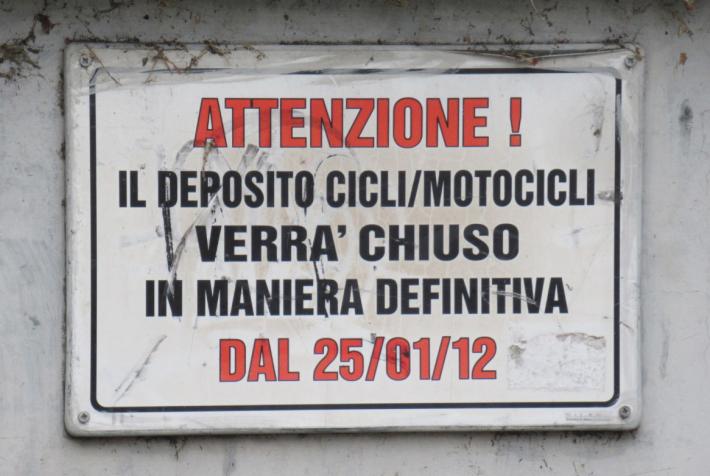 Quando il cartello scaduto (da 9 anni) rimane l&igrave; e nessuno lo toglie