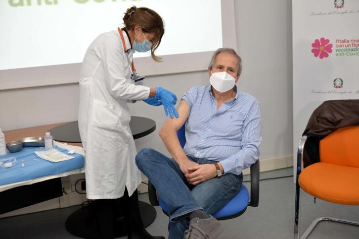 Covid, Crisanti si vaccina a Padova: "E' un momento di svolta"