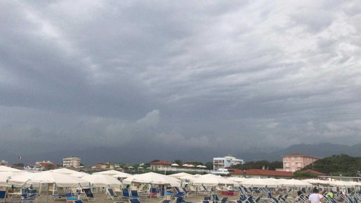 pioggia incessante, 3 smottamenti a Pietrasanta