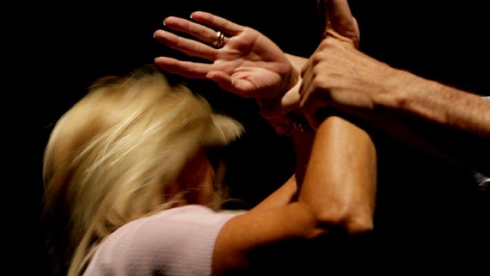 Le mani al collo della moglie: &laquo;Questa &egrave; la tua fine, ti uccido&raquo;